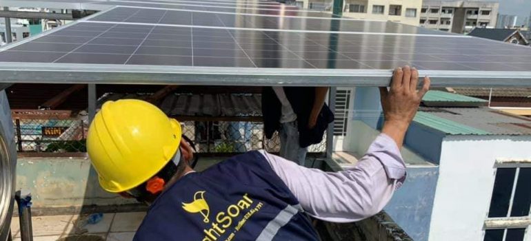 Lắp Đặt Hệ Thống Pin Năng Lượng Mặt Trời Cho Hộ Gia Đình